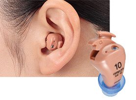 耳あな型補聴器を装着している女性の写真